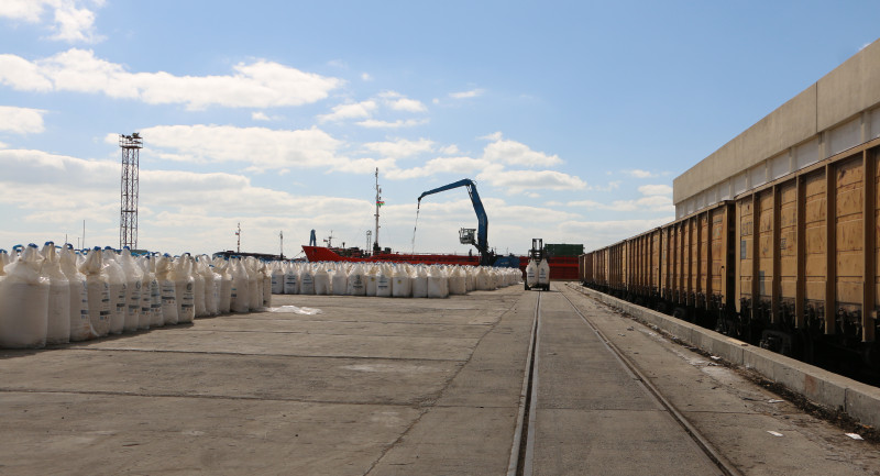 "ADY Express" successfully transports agricultural fertilizers from Kazakhstan to European markets as part of cooperation to attract new cargoes to Azerbaijan.